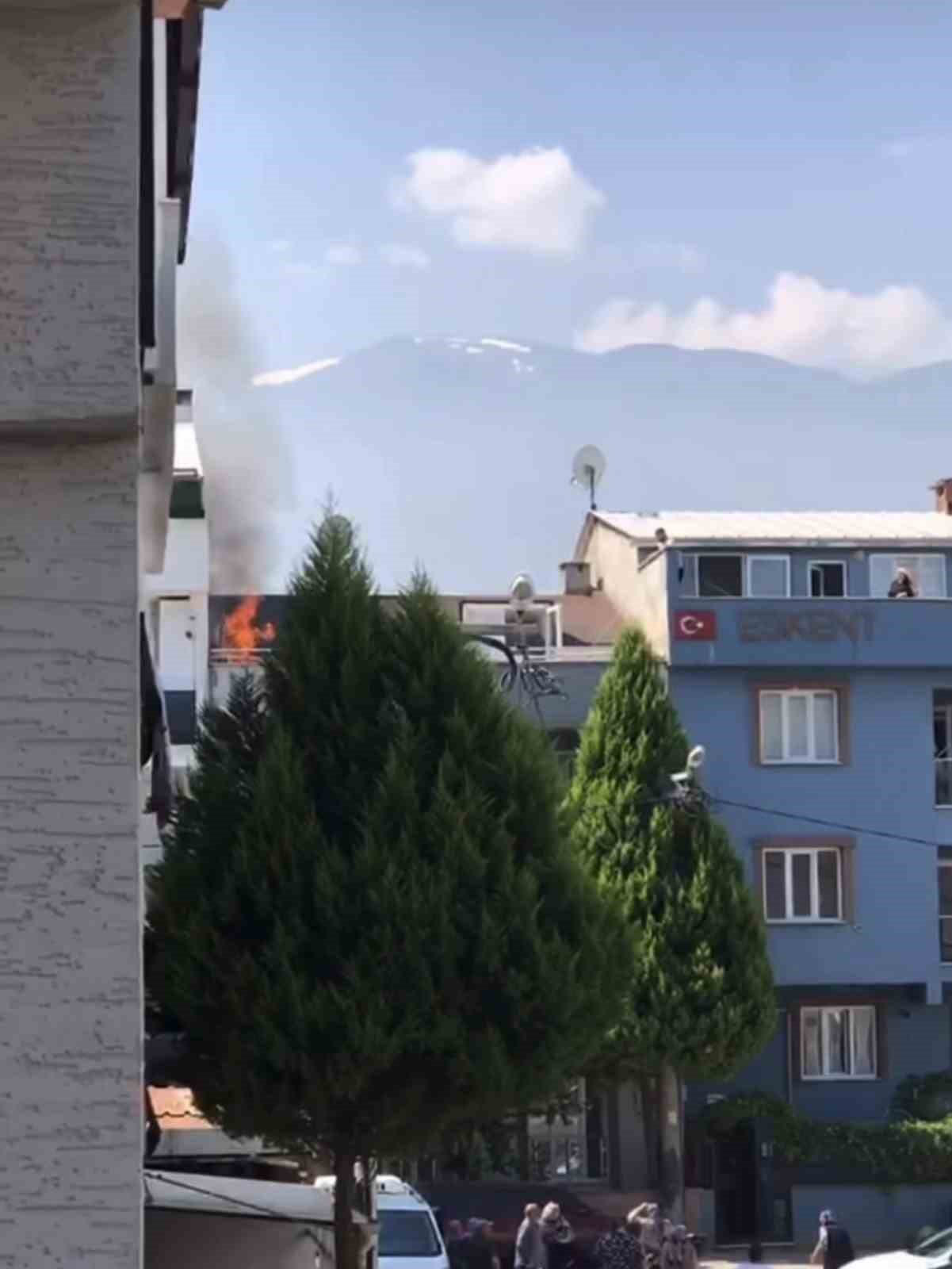 bursa-da-cati-yangini-buyumeden-sonduruldu