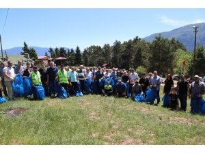 Bu Kez Boğa Güreşi İzlemek İçin Değil Çöp Toplamak İçin Çıktılar