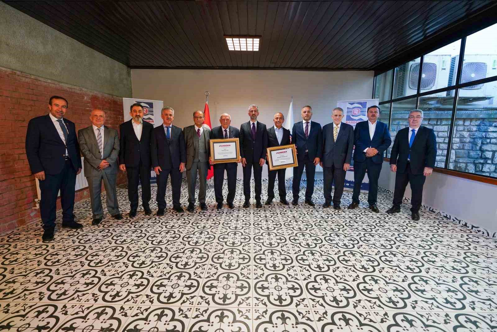 kardemir-de-onursal-baskanlik-unvanlari-takdim-edildi