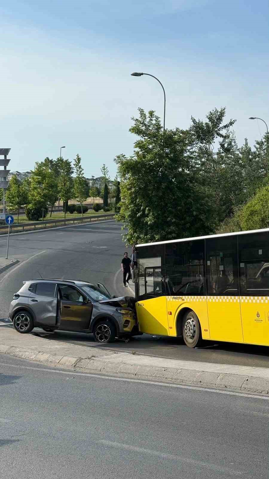 motosiklete-carpmamak-icin-manevra-yapinca-karsi-seride-gecip-otobuse-carpti-1-yarali