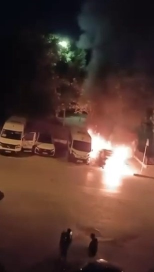 kucukcekmece-de-iki-arac-alevlere-teslim-oldu