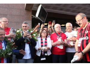 Şampiyon Takım Coşkuyla Karşılandı