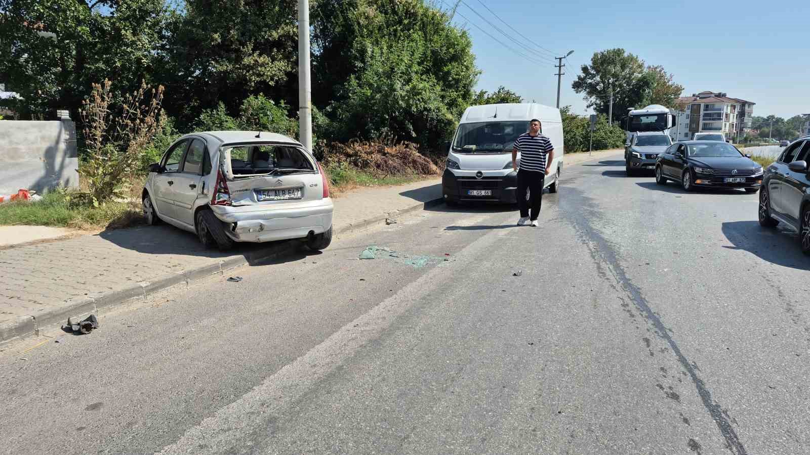 minibusle-otomobilin-karistigi-kazada-otomobil-yoldan-cikti-1-yarali