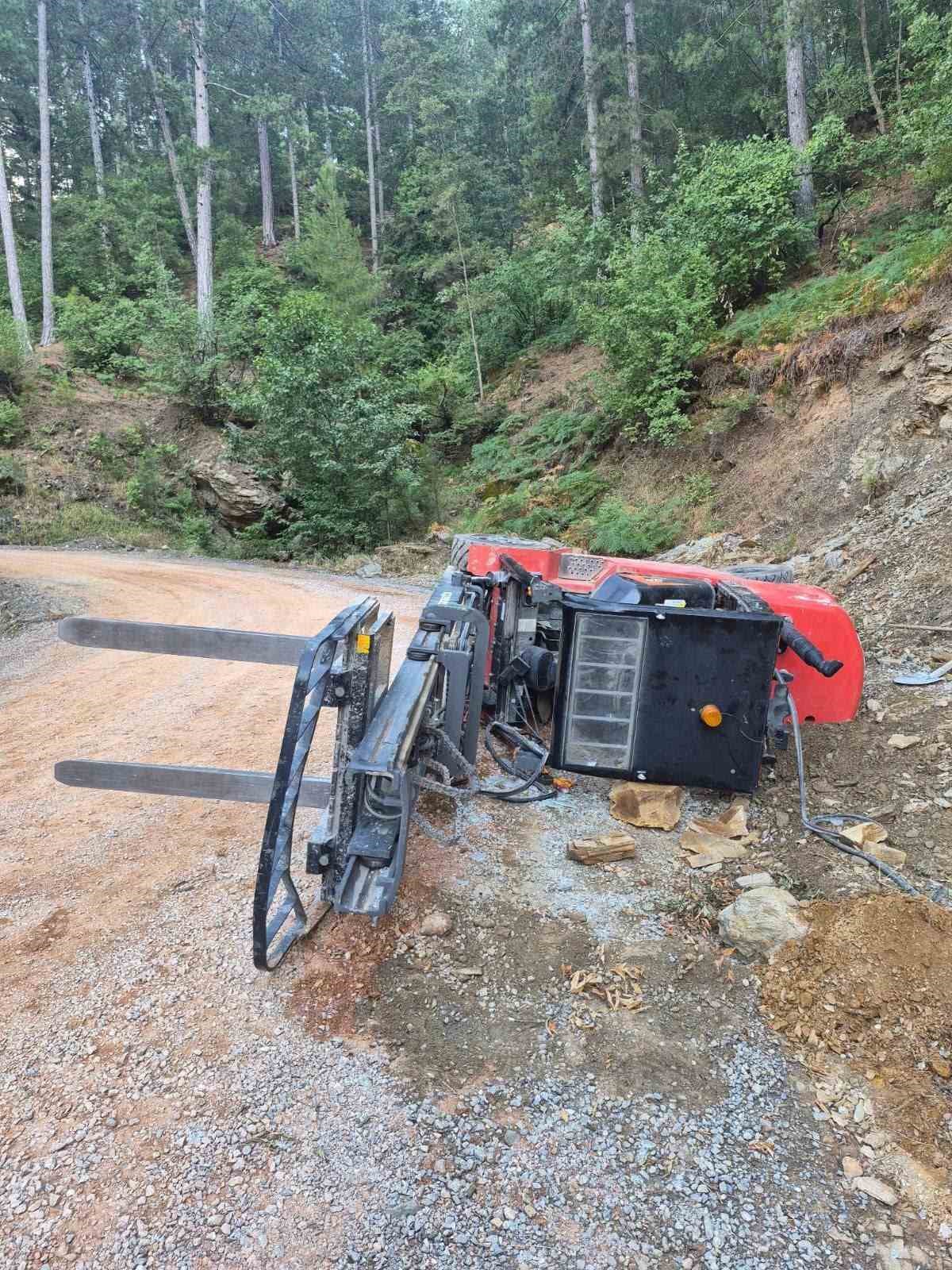 gazipasa-da-devrilen-forkliftin-altinda-kalan-surucu-yaralandi