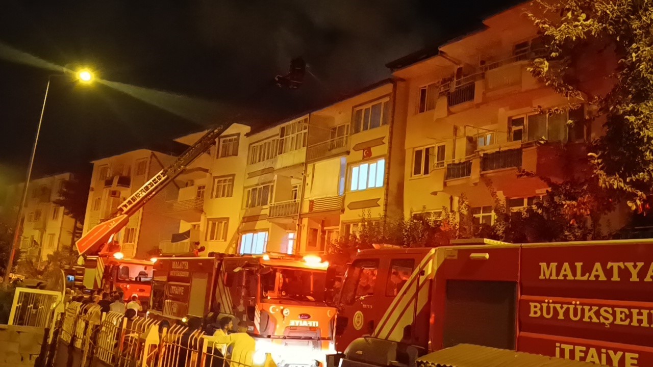 malatya-da-4-katli-binanin-catisinda-yangin