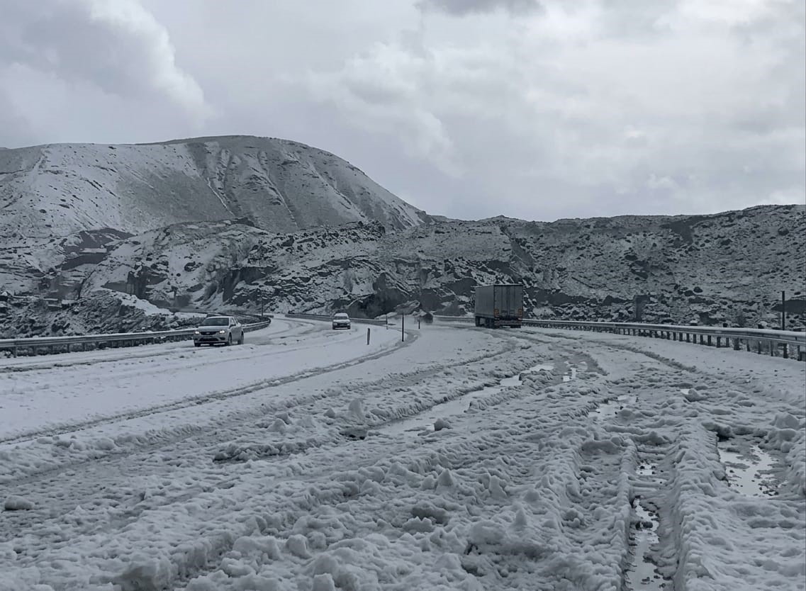 tendurek-gecidi-nde-dolu-yagisi-kisi-aratmadi