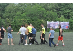 3 Kırmızı Kart Çıktı, Hakemin Üzerine Yürüdüler!