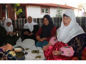 Köyün Asırlık Geleneğini Sürdürüyorlar