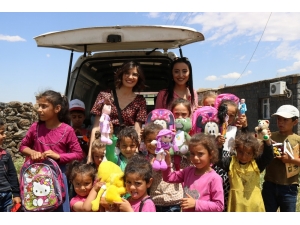 Sinoplu Esra Öğretmenden Diyarbakırlı Köy Çocuklarına Bayram Hediyesi