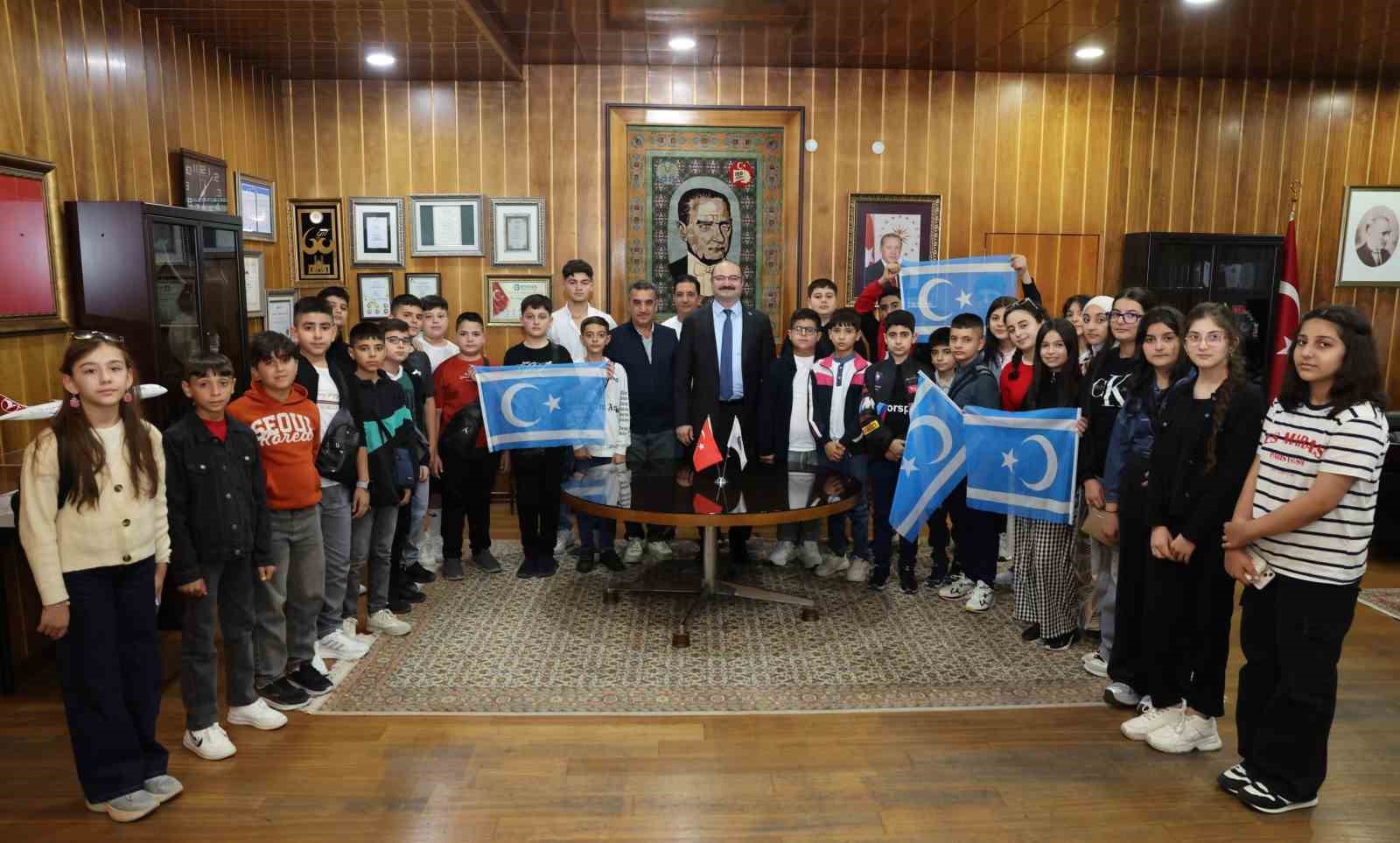 kerkuk-ten-erzurum-a-uzanan-egitim-koprusu-basarili-ogrenciler-rektor-hacimuftuoglu-nun-misafiri-oldu