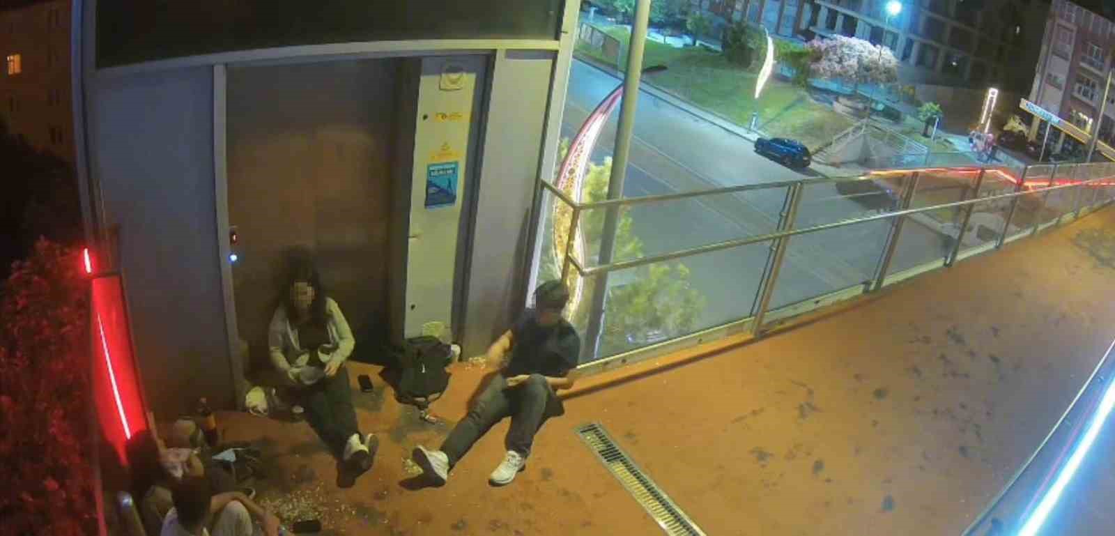 asansorun-onunu-kapatip-cekirdek-kabuklarini-yere-attilar