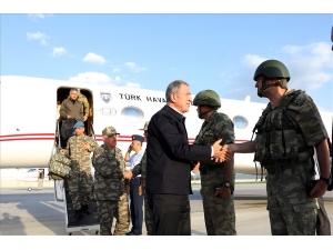 Bakan Akar Ve Komutanlar Geceyi Sınırın Sıfır Noktasında Geçirdi