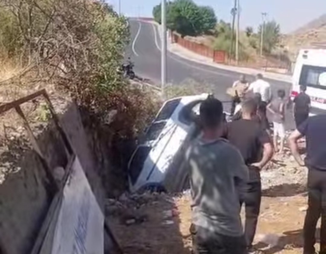 batman-da-kafa-kafaya-carpisan-araclardan-biri-cukura-dustu