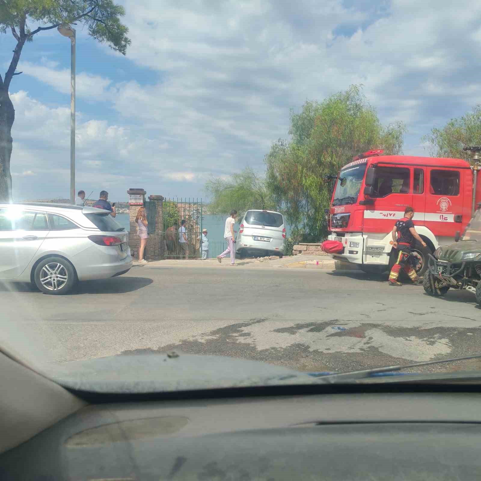ayvalik-ta-otomobil-bahceye-girdi-korkulan-olmadi