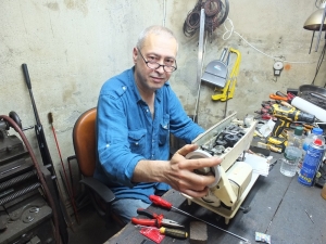 119 Yıllık Torna Makinesiyle Tamirat Yapıyor