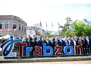 Bakan Turhan, Trabzon’da Hemşehrileriyle Bayramlaştı