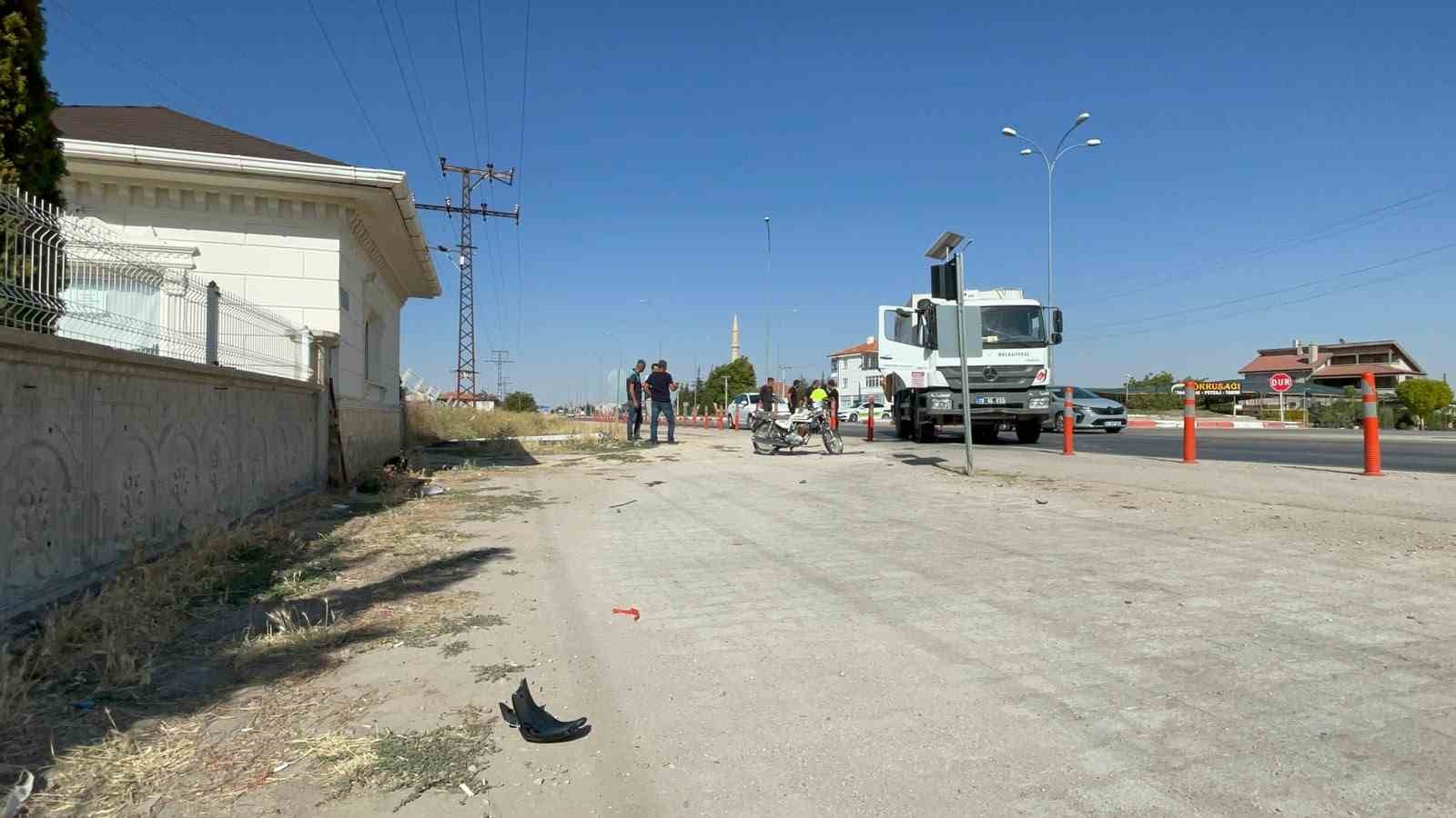 karaman-da-motosiklet-surucusunun-agir-yaralandigi-kaza-kamerada