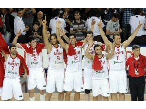 Ersan İlyasova: “Milli Takımla Madalya Kazanmaya Devam Etmek İstiyorum”