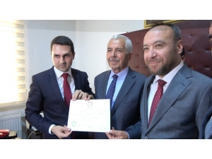 Ak Parti’li Başkan Dede Yıldırım Mazbatasını Aldı