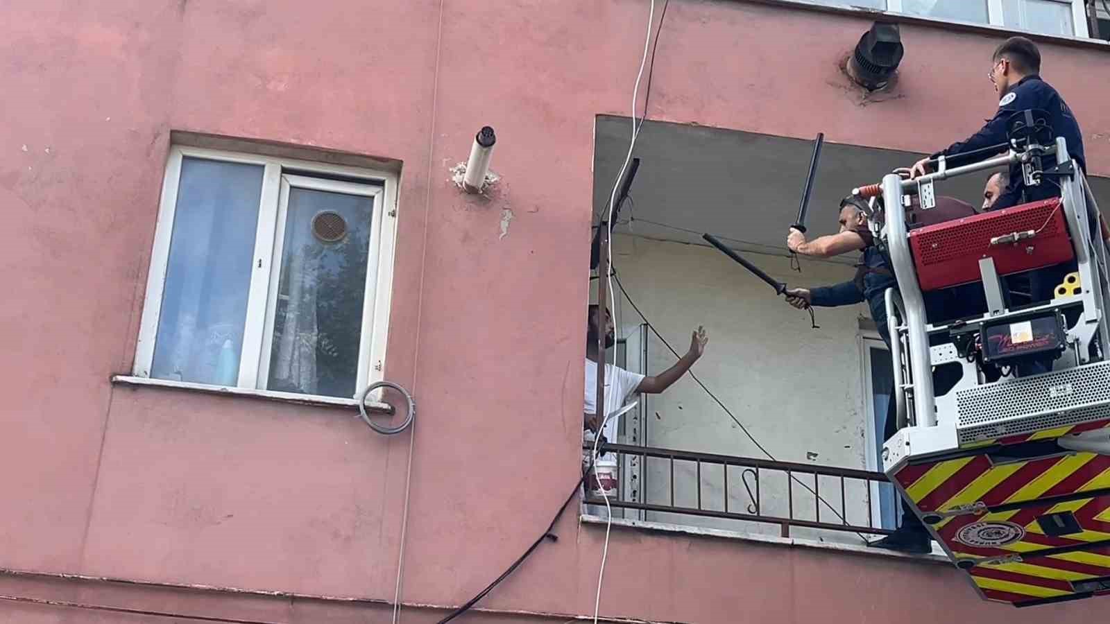 hastaneye-yatmamak-icin-polise-bicak-cekip-direndi