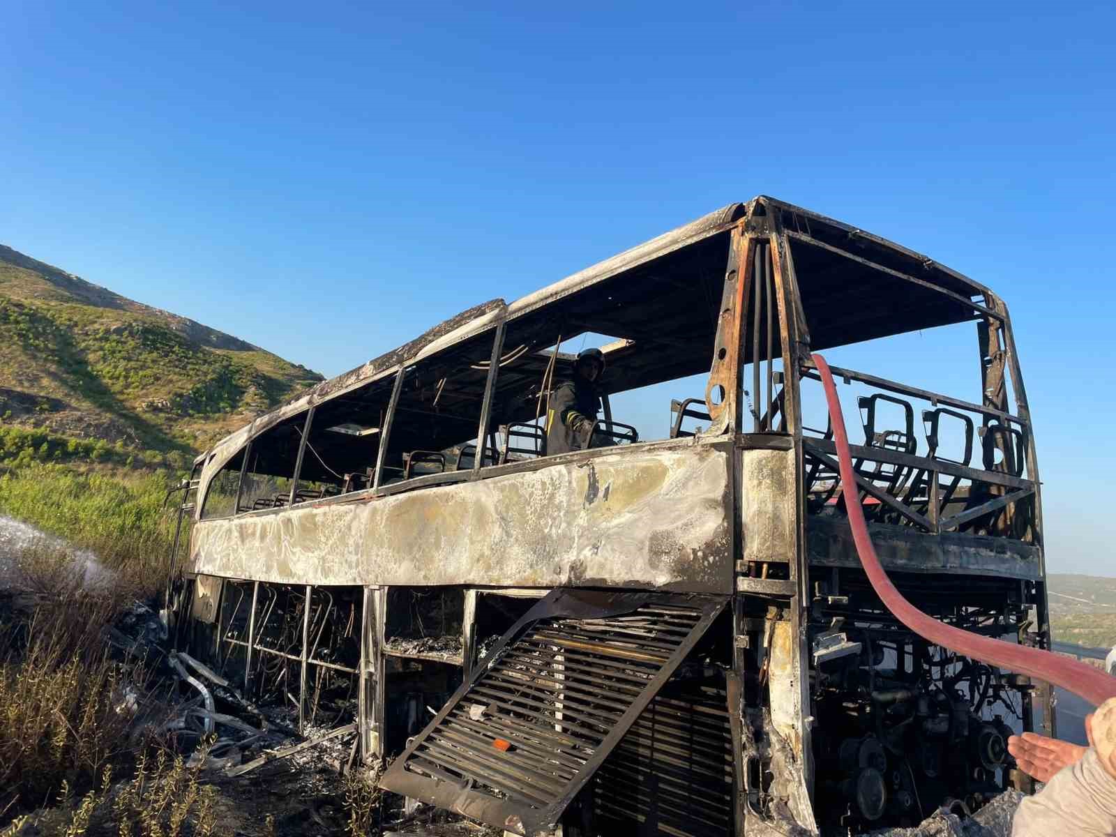 antalya-da-yanan-yolcu-otobusu-hurdaya-dondu