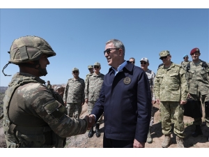 Bakan Akar’dan Komutanlarla 2400 Rakımlı Büyüktopraklı Üs Bölgesi’ne Ziyaret