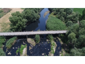 Gediz Simsiyah Zehir Akıyor