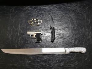 Şüpheli Otomobilde Döner Bıçağı Ve Tabanca Ele Geçirildi