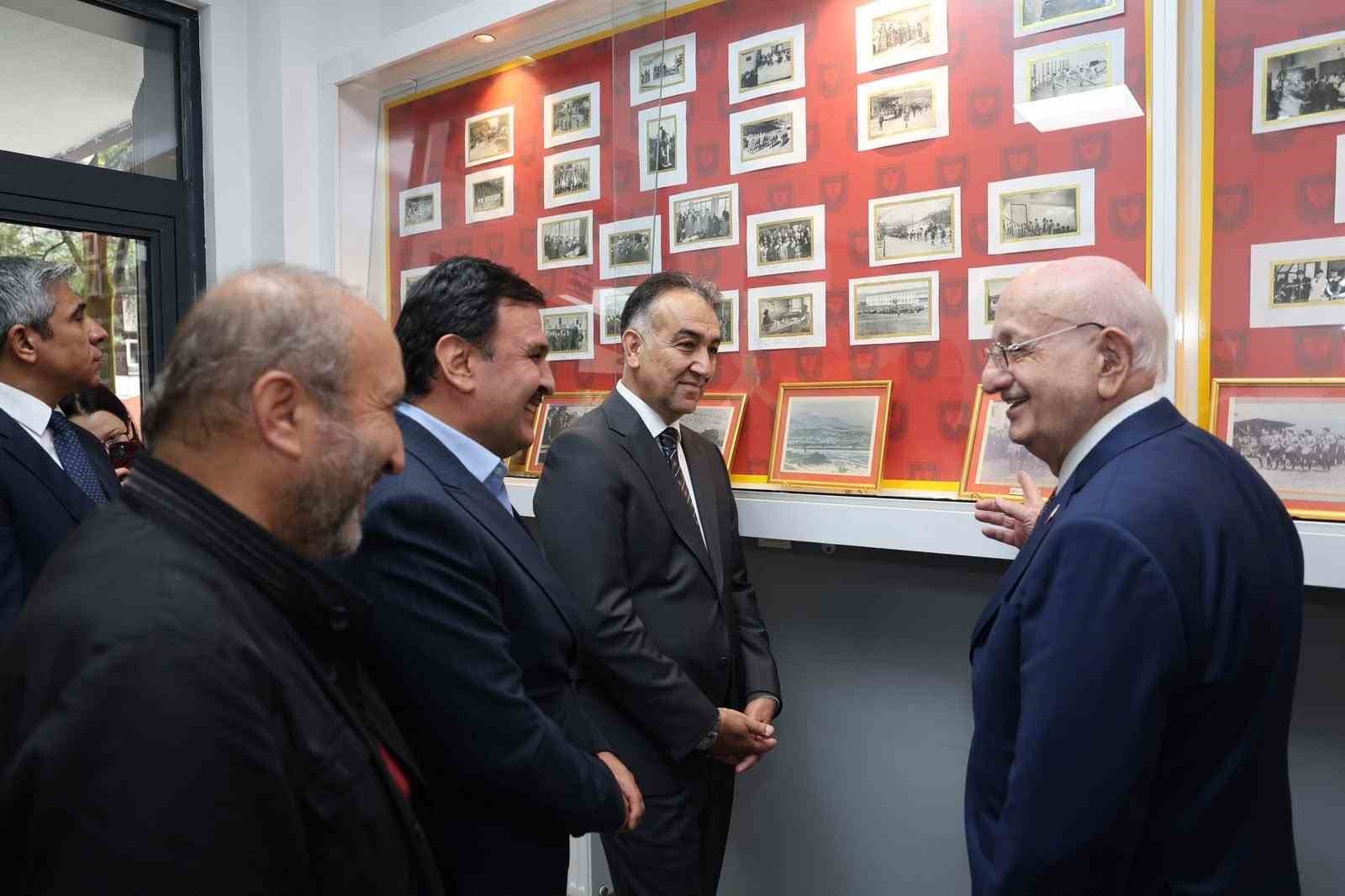 eski-tbmm-baskani-kahraman-okudugu-liseyi-ziyaret-etti
