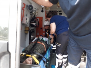 Beton Bariyere Çarpan Otomobilin Sürücüsünü İtfaiye Kurtardı