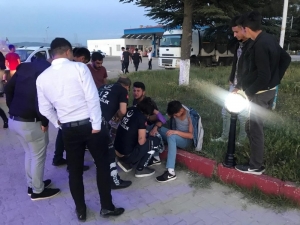 Gençler Arasında Bıçaklı Kavga: 9 Yaralı