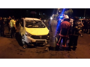 Ticari Araç Refüje Çarptı: 1 Yaralı