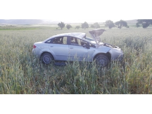 Şuhut’ta Viraja Hızlı Giren Otomobil Takla Açarak Tarlaya Girdi