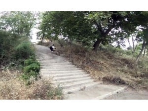 Büyükçekmece’de Merdivenlerden Bisikletle İnmek İsteyen Genç Basamaklardan Takla Attı