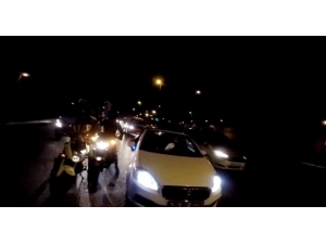 E-5 Karayolu’nda Motosikletliler Otomobilin Önünü Kesip Sürücünün Üstüne Yürüdü