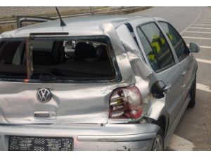 Otomobil Refüje Çarptı: 3 Yaralı