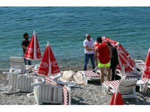 Sahilde Üzücü Görüntüye Şemsiyeli Kamuflaj