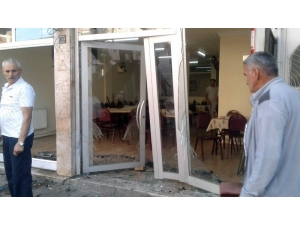 Otomobil Kahveye Daldı: 2 Yaralı