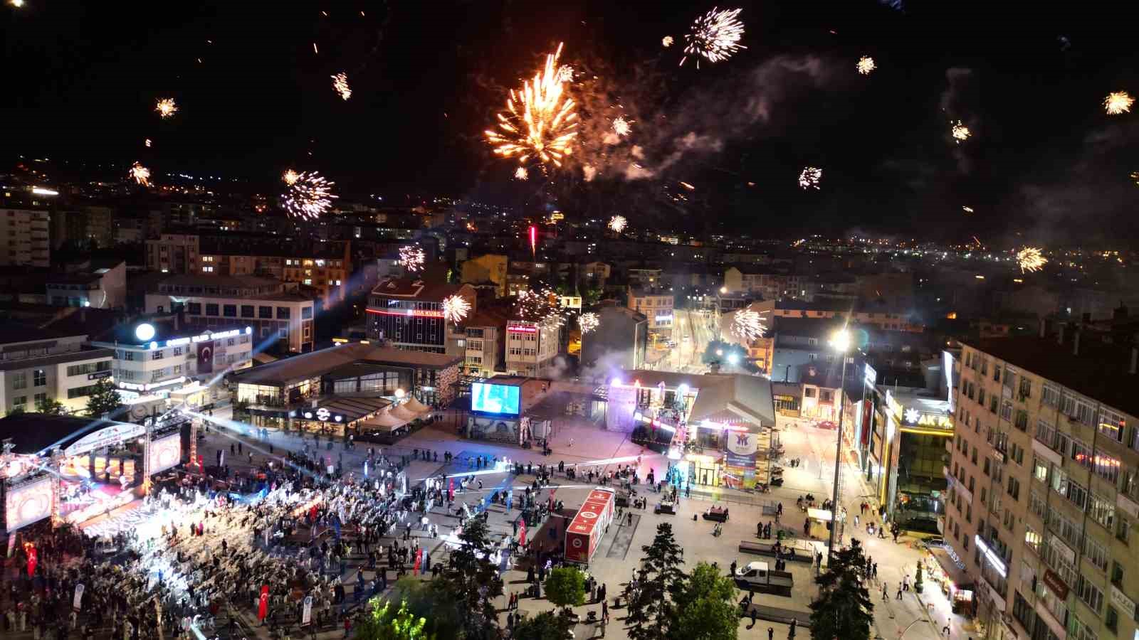 corum-da-festival-coskusu-havai-fisek-gosterisiyle-zirveye-cikti