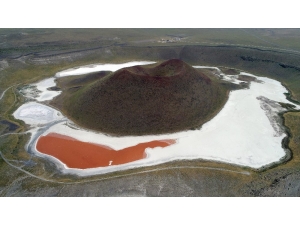 Meke Gölü Kırmızıya Büründü