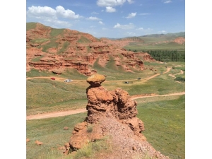 Bayramda Kırmızı Peri Bacalarına Yoğun Ziyaretçi Akını