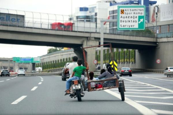 Sepetli Motosikletle Tem'de Tehlikeli Yolculuk!