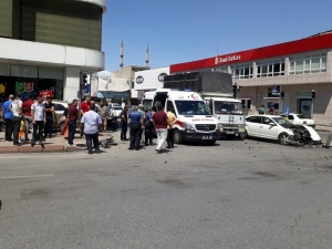 Otomobiller Çarpıştı: 4 Yaralı