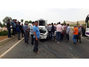 Otomobil Halk Otobüsüne Çarptı: 1 Yaralı