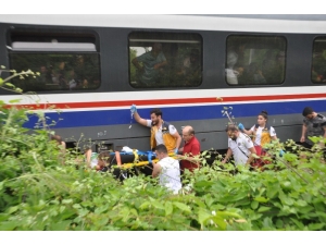 Trenin Çarptığı Genç Kız Ağır Yaralandı