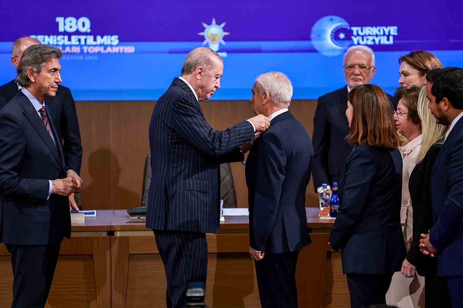 ak-parti-ye-katilan-kesan-belediye-baskani-nin-rozetini-cumhurbaskani-erdogan-takti