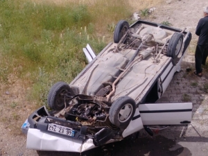 Otomobil Menfeze Devrildi: 4 Yaralı