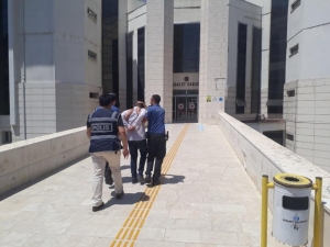 Edremit’te Bar Sahibi Polislere Pitbul Köpeği İle Engel Olmak İstedi