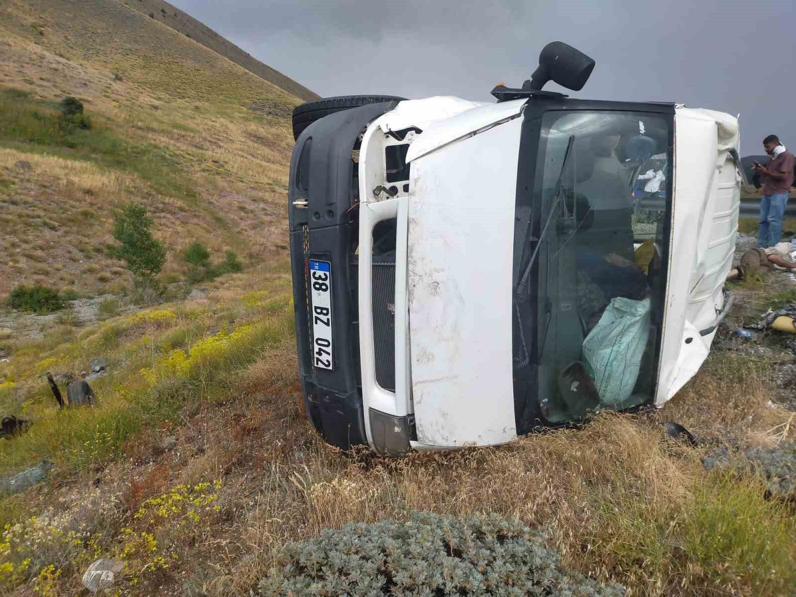 sivas-ta-trafik-kazasi-5-i-cocuk-11-yarali