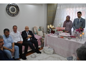 Eski Bakan Genç Çiftin Söz Yüzüklerini Taktı